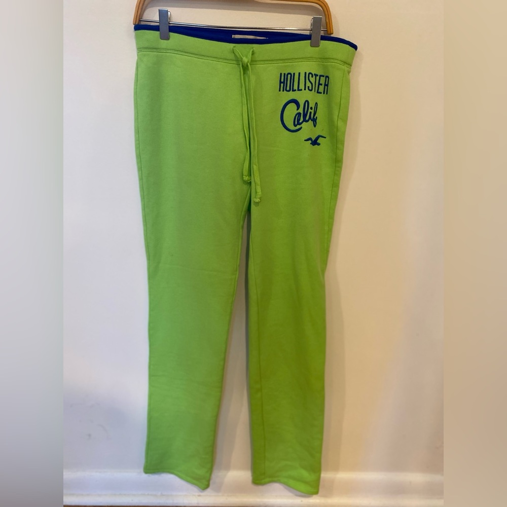 BRAND NEW: Hollister lime green sweatpant. Embroidered logo
SIZE: L
